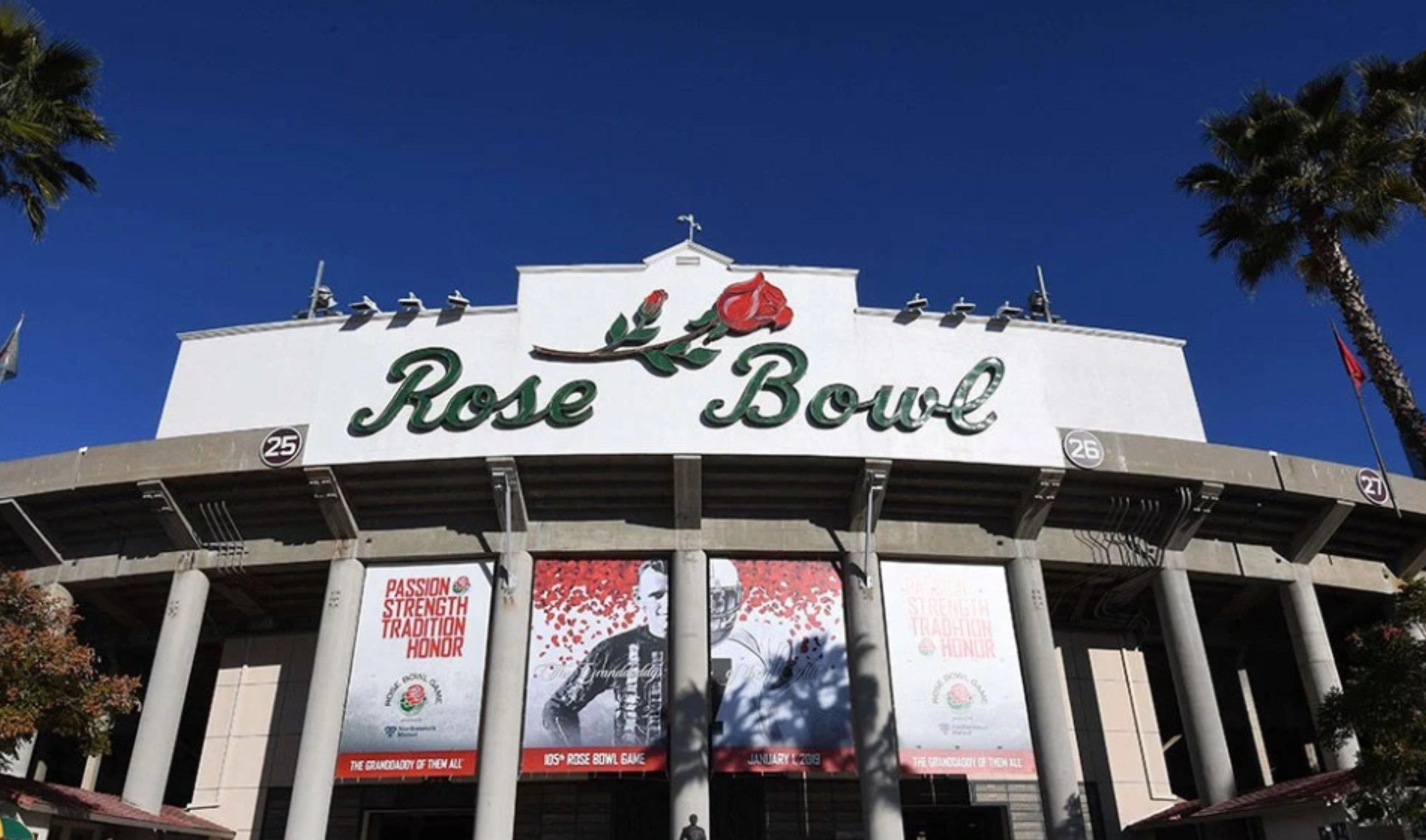Ein Stadion mit dem Rose Bowl Logo, mit Bannern zum Thema Fußball und dem Text 'Leidenschaft Stärke Tradition Ehre'.