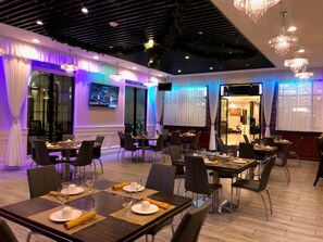 2 restaurants; breakfast, lunch and dinner served  - Holiday Inn El Monte (El Monte)