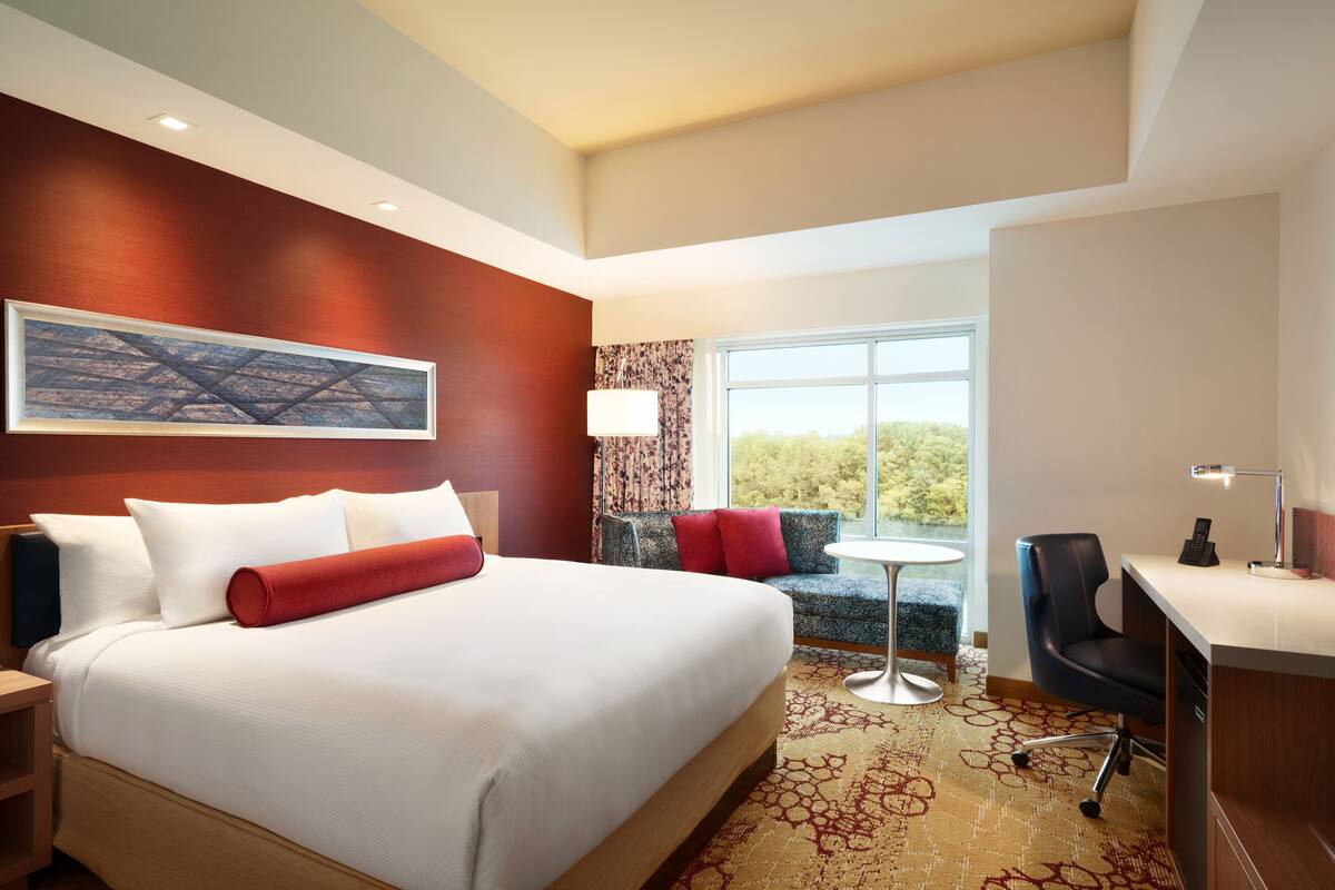 Premium bedding, in-room safe, desk, laptop workspace