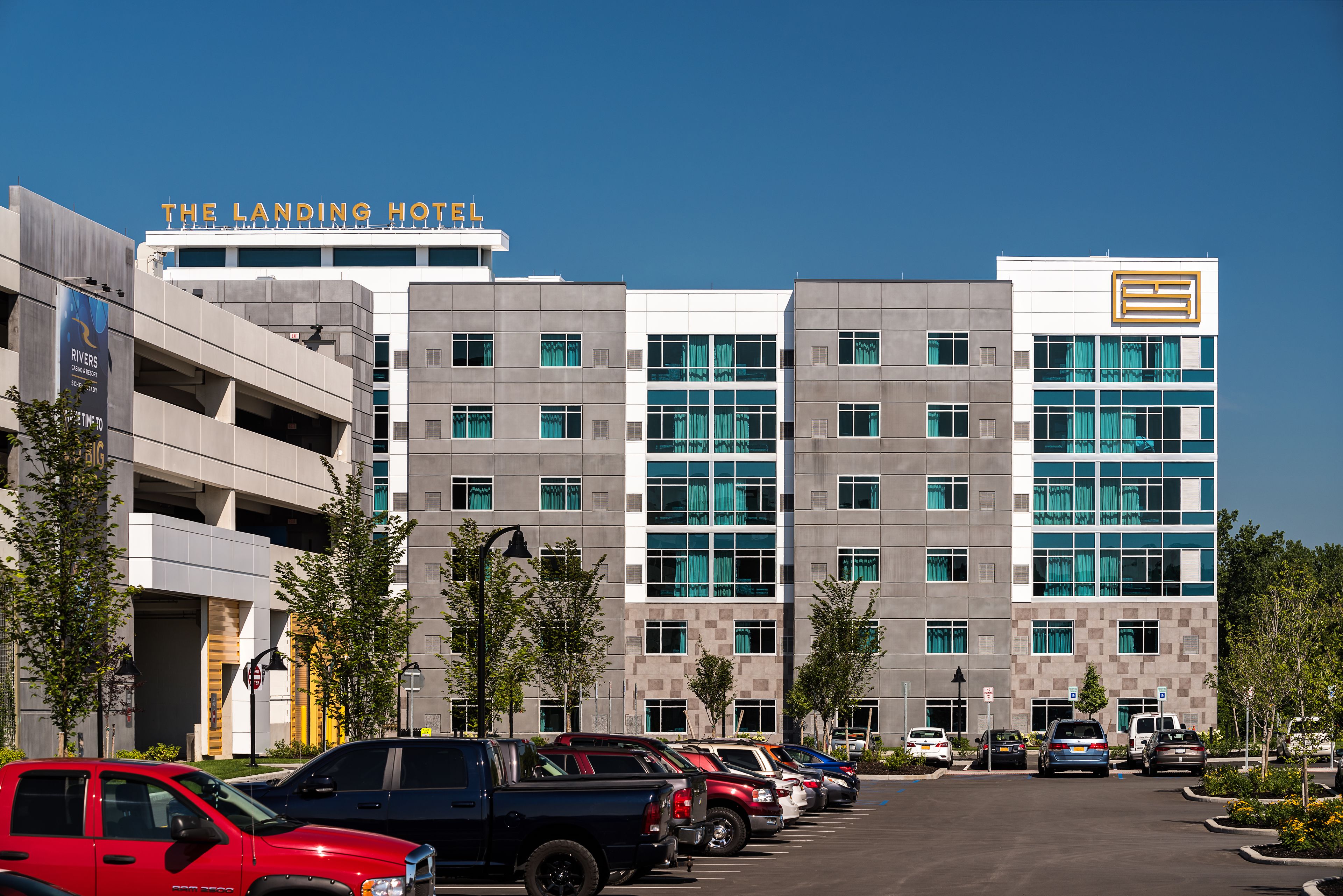 Ein Hotel mit mehreren Parkebenen und modernem architektonischen Design.