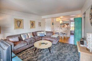 Deluxe Condo, 2 Bedrooms, Fireplace, Oceanfront | Living room