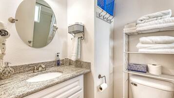 Kondo Deluks, 2 kamar tidur, perapian, tepi laut | Kamar mandi | Shower, perlengkapan mandi gratis, pengering rambut, dan handuk