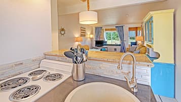Classic Condo, 1 Bedroom, Fireplace, Oceanfront | Private kitchen