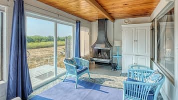 Deluxe Condo, 2 Bedrooms, Fireplace, Oceanfront | 1 bedroom, individually decorated, free WiFi, bed sheets