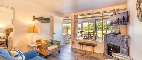 Appart'hôtel Deluxe, 2 chambres, cheminée, en front de mer | Coin séjour | Télévision à écran plat, cheminée, lecteur de DVD