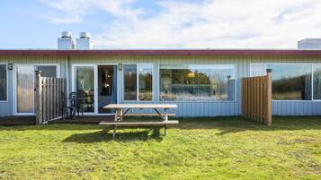 Kondo Deluks, 2 kamar tidur, perapian, tepi laut | Teras/patio