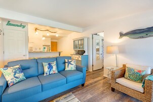 Apartamento Deluxe, 2 habitaciones, chimenea, frente al mar | Zona de estar | Una televisión de pantalla plana, una chimenea, un reproductor de DVD