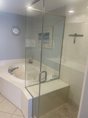 Ensemble baignoire-douche, baignoire à remous, séchoir à cheveux