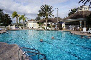 Een buitenzwembad en een verwarmd zwembad