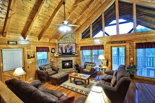 Yeti's Retreat - Prime location, game room, hot tub and is easy to get to