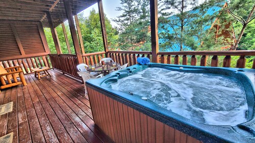 Yeti's Retreat - Prime location, game room, hot tub and is easy to get to