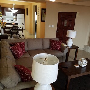 TV connectée, cheminée, chaîne hi-fi