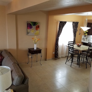 Smart TV, fireplace, stereo