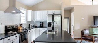 Downtown Carriage House | 1 BR close to Downtown