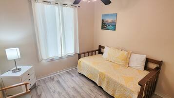 3 chambres, coffres-forts dans les chambres, fer et planche à repasser