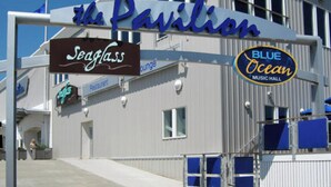 Un edificio con letreros que indican 'The Pavilion', 'Seaglass' y 'Blue Ocean Music Hall'.