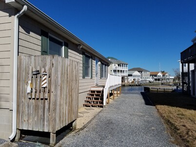 Charming canal front home, quiet neighborhood, one mile from ocean, Prof. Clean.