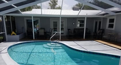 3/2 Waterfront-Heated Pool-Tiki Bar-Kayaks-close to springs-great neighborhood.
