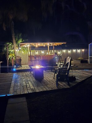 Terrace/patio - Waterfront Oasis w/ Heated Pool & Tiki Bar-kayaks-close to springs-we have some open weekends in June 2026!!! (Crystal River)