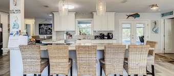 Waterfront Oasis w/ Heated Pool & Tiki Bar-kayaks-close to springs-we have some open weekends in June 2026!!!