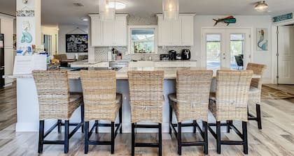Waterfront Oasis w/ Heated Pool & Tiki Bar-kayaks-close to springs-we have some open weekends in June 2026!!!