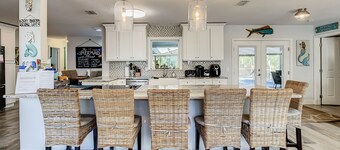 Nydelig nylig oppdatert 3/2 Waterfront m / skjermet og oppvarmet basseng * Kajakker *