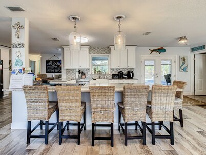 3/2 Waterfront Oasis w/ Heated Pool & Tiki Bar---Kayaks-close to springs.