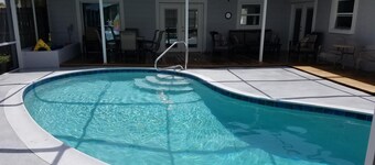 Waterfront Oasis w/ Heated Pool & Tiki Bar-kayaks-close to springs