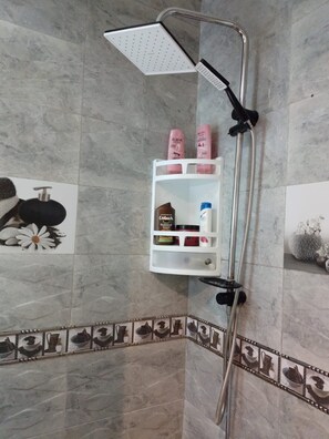 Dusche, Haartrockner, Handtücher, Seife