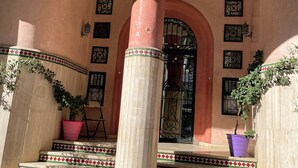 A building entrance with a sign reading "AL MANARA 186". - BEAUTIFUL APARTMENT CASA FURNITURE. Luxury building (casablanca)