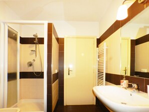 Apartment, 2 Bedrooms | Bathroom | Shower, free toiletries, hair dryer, bidet - La casa dell' artista (Rome)
