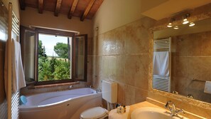 Douche, sèche-cheveux, serviettes fournies