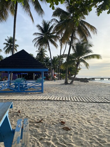 Centrally located to restaurants, bars, beaches and shopping areas.