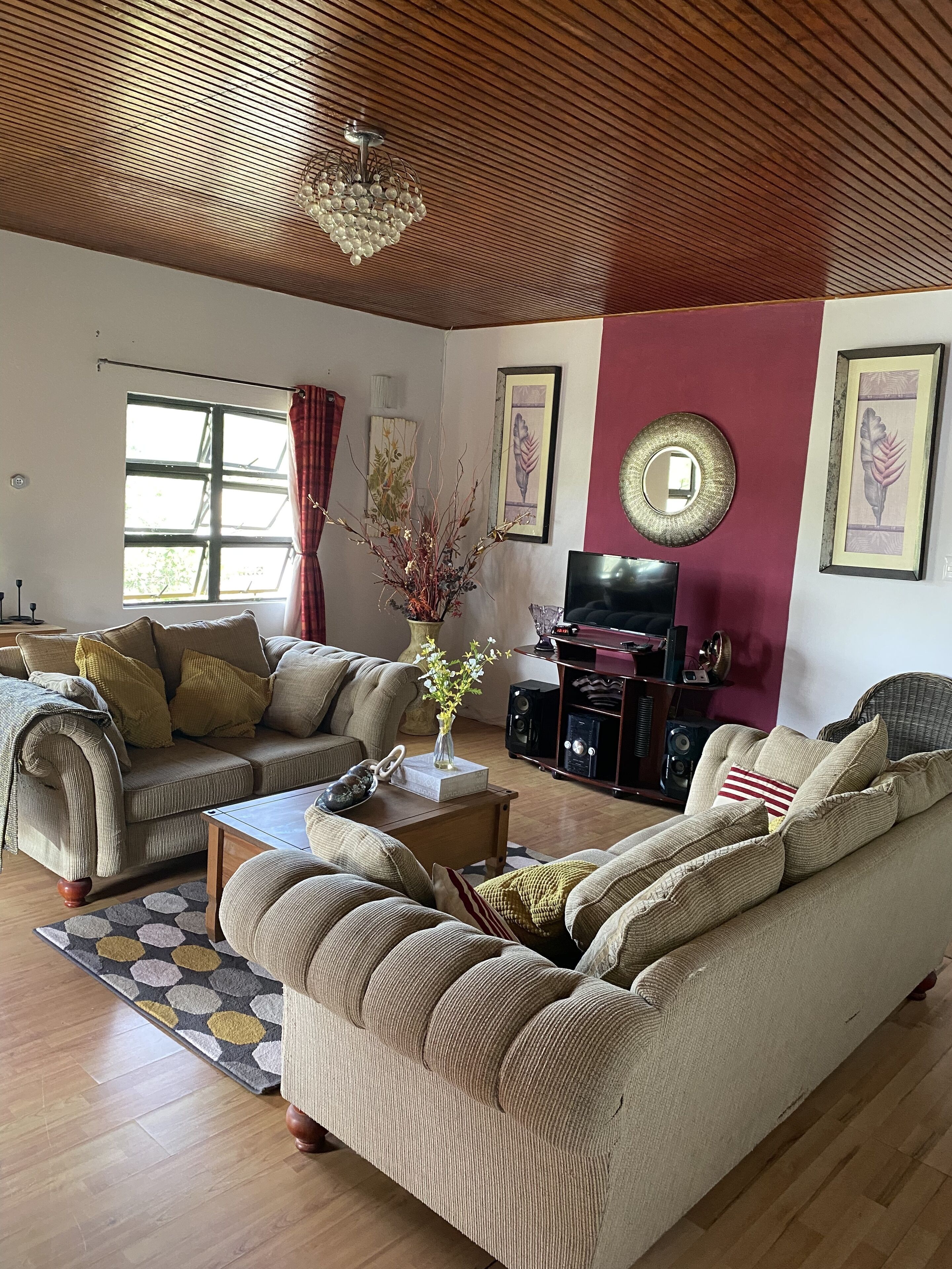 Een smart-tv en een stereo