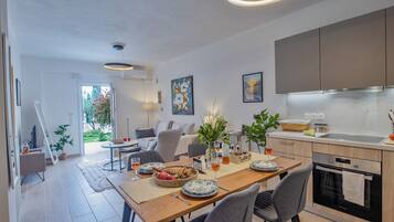 Réfrigérateur, micro-ondes, four, plaque de cuisson