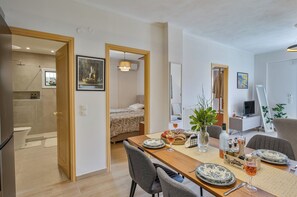 2 Schlafzimmer, Schreibtisch, Bügeleisen/Bügelbrett, Reisekinderbett