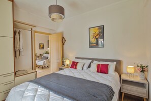 2 slaapkamers, een bureau, een strijkplank/strijkijzer, reisbedje