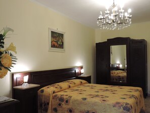 2 bedrooms, in-room safe, iron/ironing board, WiFi - Isolated on hill, flat with terrace,garden among romanesque art,quiet,nature (cocconato)