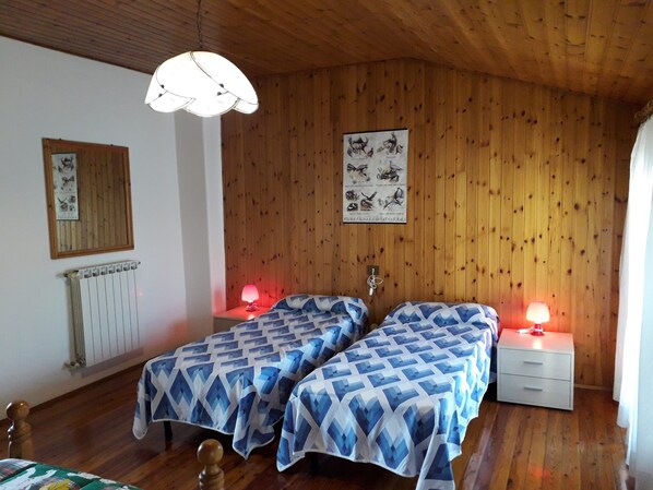 3 chambres, bureau, fer et planche à repasser, accès au Wi-Fi (inclus)