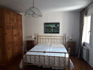 3 bedrooms, desk, iron/ironing board, free WiFi