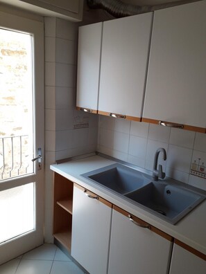 Een koelkast, een microgolfoven, een oven, een kookplaat