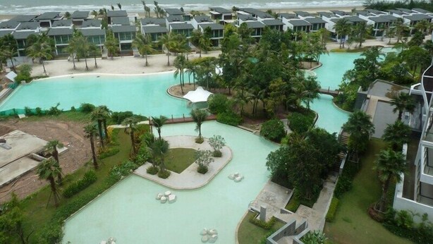 Un complexe hôtelier doté de plusieurs piscines, d’un accès direct à la plage et d’une série de villas.