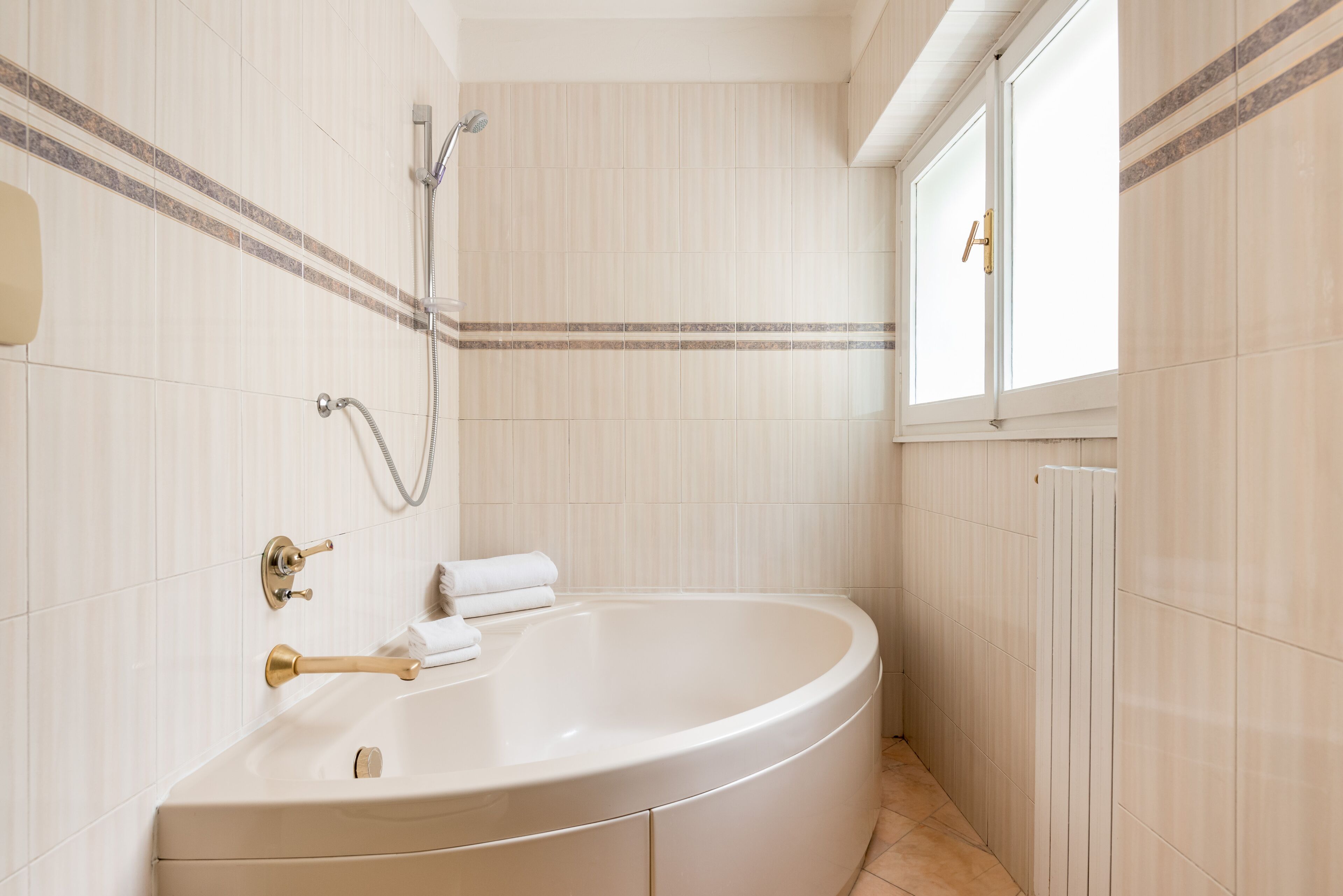 Combined shower/bathtub, hair dryer, bidet, towels