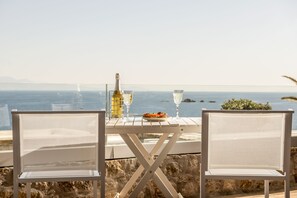 Outdoor dining - Villa Ostraco - A villa only few steps away from the beach
 (Mykonos)