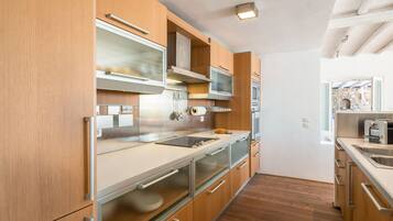 Een koelkast, een magnetron, een oven, een kookplaat