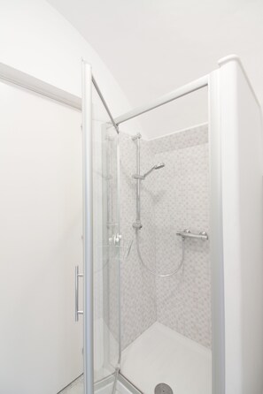 Dusche, Haartrockner, Bidet, Handtücher