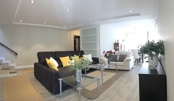 Smart-tv, böcker och ett filmbibliotek