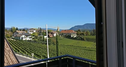 Appartement ensoleillé dans un emplacement idéal au bord du lac Kaltern, village historique, vignes