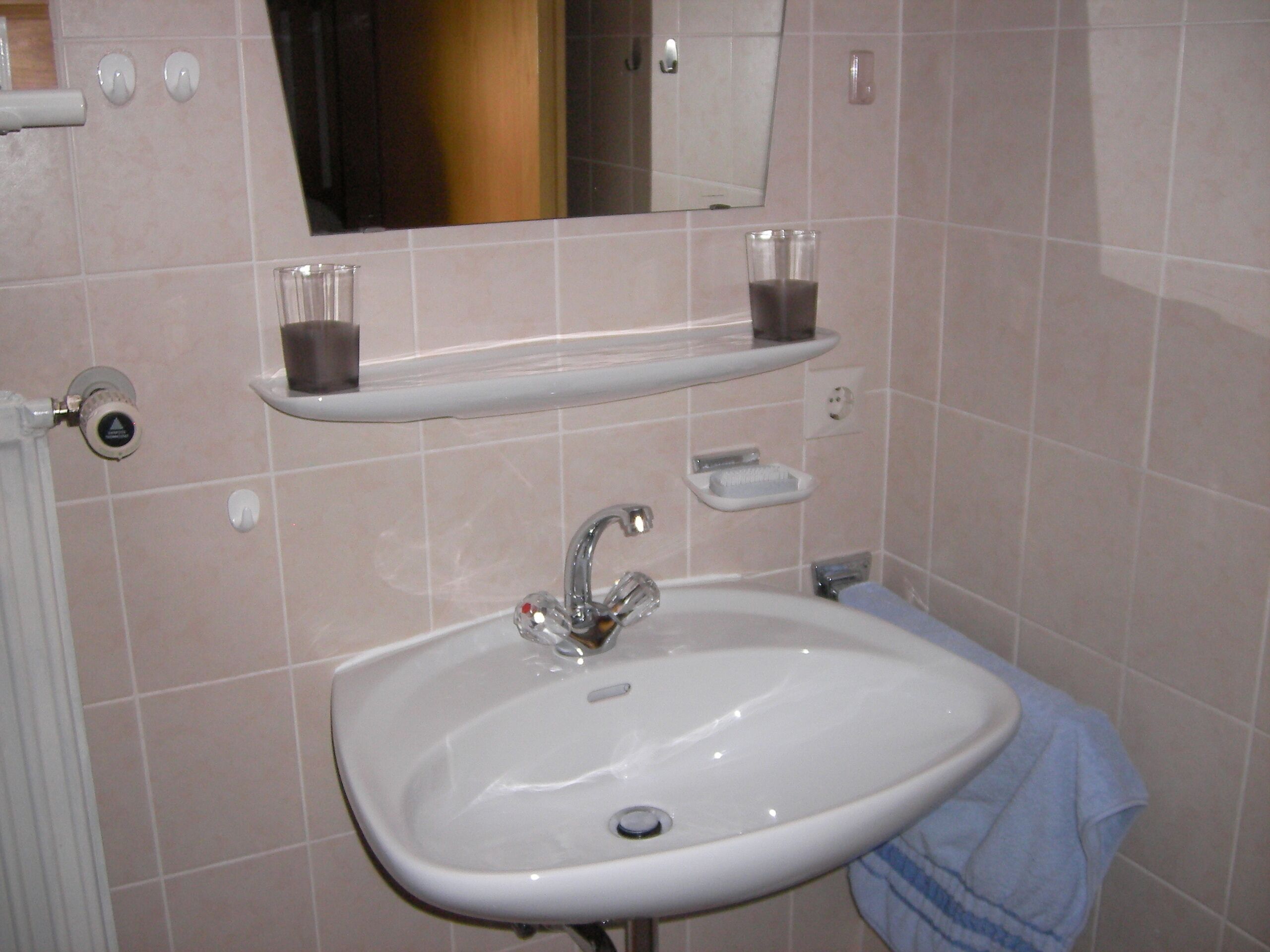 Dusj, hårføner, håndklær og såpe