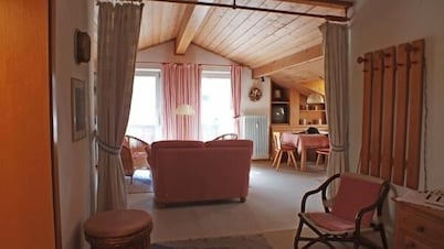 Well-kept attic apartment with mountain views, free WiFi, TV, Chiemgau map, ...